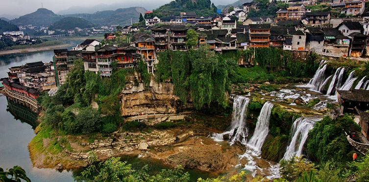 张家界/凤凰古城/猛洞河漂流/芙蓉镇/天门山双飞五日游